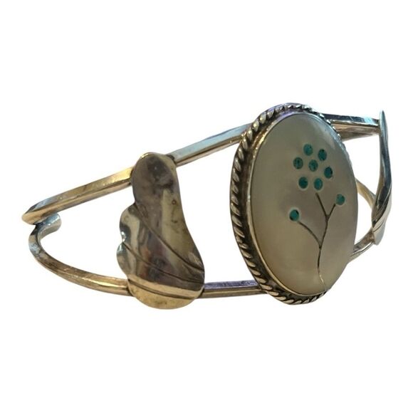 VINTAGE NATIVE AMERICAN ZUNI MOTHER OF PEARL SILVER BRACELET - Picture 2 of 4